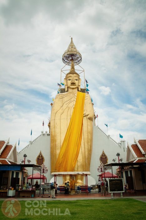 El Buda gigante de Wat Intharawihan