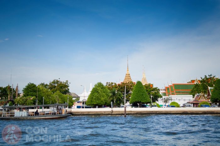 Templos junto al río Chao Phraya