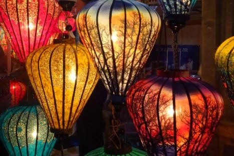 Puesto de lamparas en la ciudad de Hoian