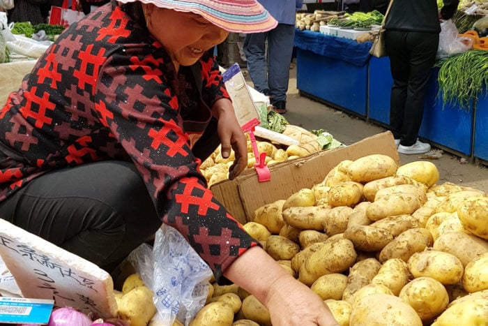 mujer china en mercado