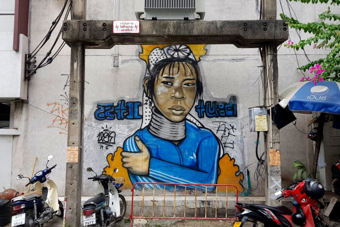 mujeres jirafa grafiti Bangkok