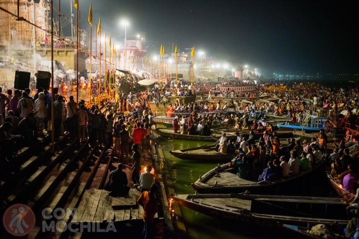 Fieles viendo la ceremonia del Ganga Aarti en las barcas sobre el Ganges