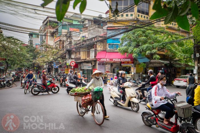 El tráfico en old quarter de Hanoi