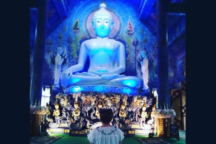 Boquiabiertos ante el Buda azul de Chiang Rai