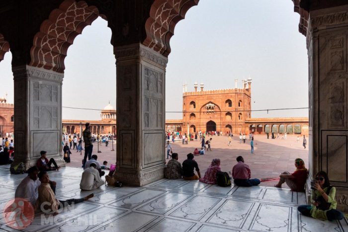 Vistas del patio desde dentro de la mezquita Jama Masjid