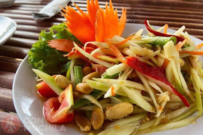 Papaya salad, una ensalada típica de la comida tailandesa