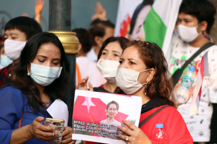 Manifestantes en Bangkok contra el golpe de Estado en Myanmar.