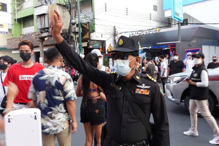 Policía en Khaosan, barrio mochilero de Bangkok.