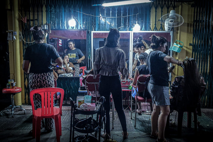Peluqueras camboyanas en Phnom Pehn