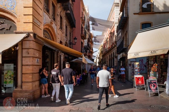 Calle Sierpes, una de las calles que ver en Sevilla