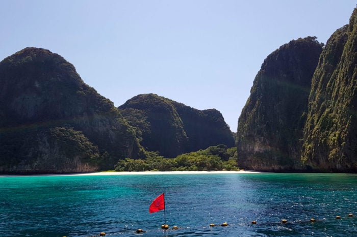 La isla de Phi Phi Leh junto a Maya Bay, antes de que fuera reabierta al turismo