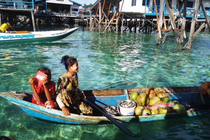 Desde sus barcas venden cocos y lo que capturan en el mar. Se untan la cara con un mejunje de color amarillo para protegerse del sol.