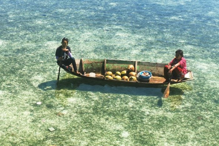 Muchos de ellos van de isla en isla vendiendo cocos