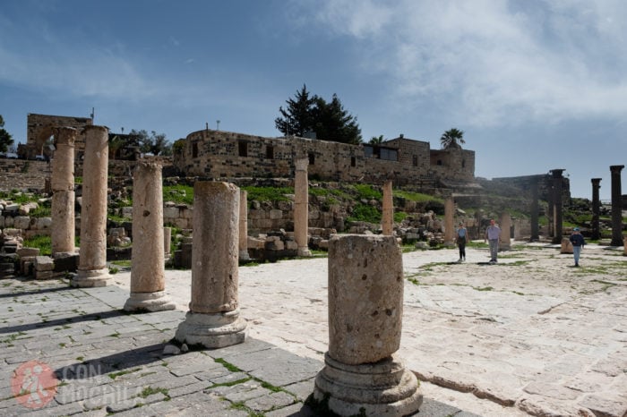 Detalle de las columnas con restos del pueblo otomano al fondo