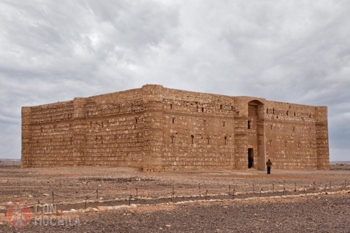 La estructura cuadrada le hace ser uno de los más originales castillos del desierto