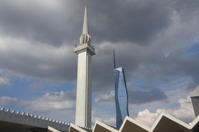 El minarete de la Mezquita nacional y detrás, la Torre Merdeka