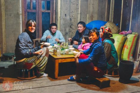 Cenando con la familia en Moc Chau