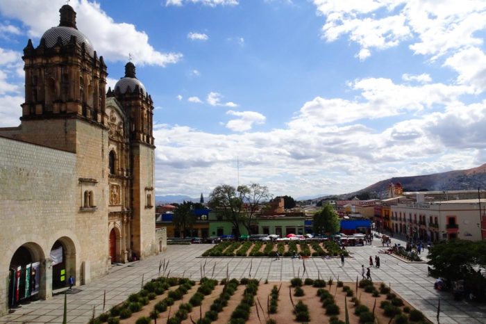 Oaxaca de Juárez te dejará entrar pero te costará salir de ella, atrapa por su vibrante vida y por su arquitectura