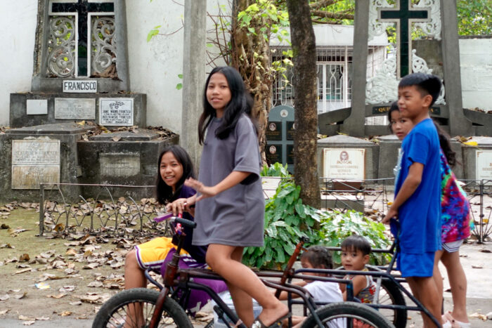 niños en el cementerio de Manila