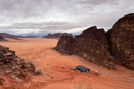 Enrome duna desde donde contemplar la inmensida de Wadi Rum