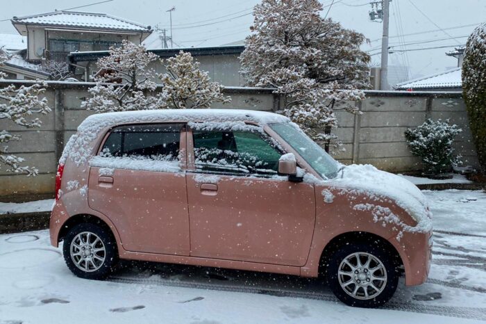 Coche rosa de Reiko, meses después con las nieves del invierno