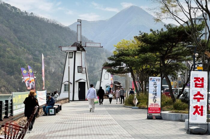 Paseo al lado del río en Danyang