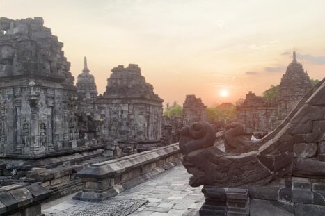 Puesta de sol en el templo de Candi Sewu